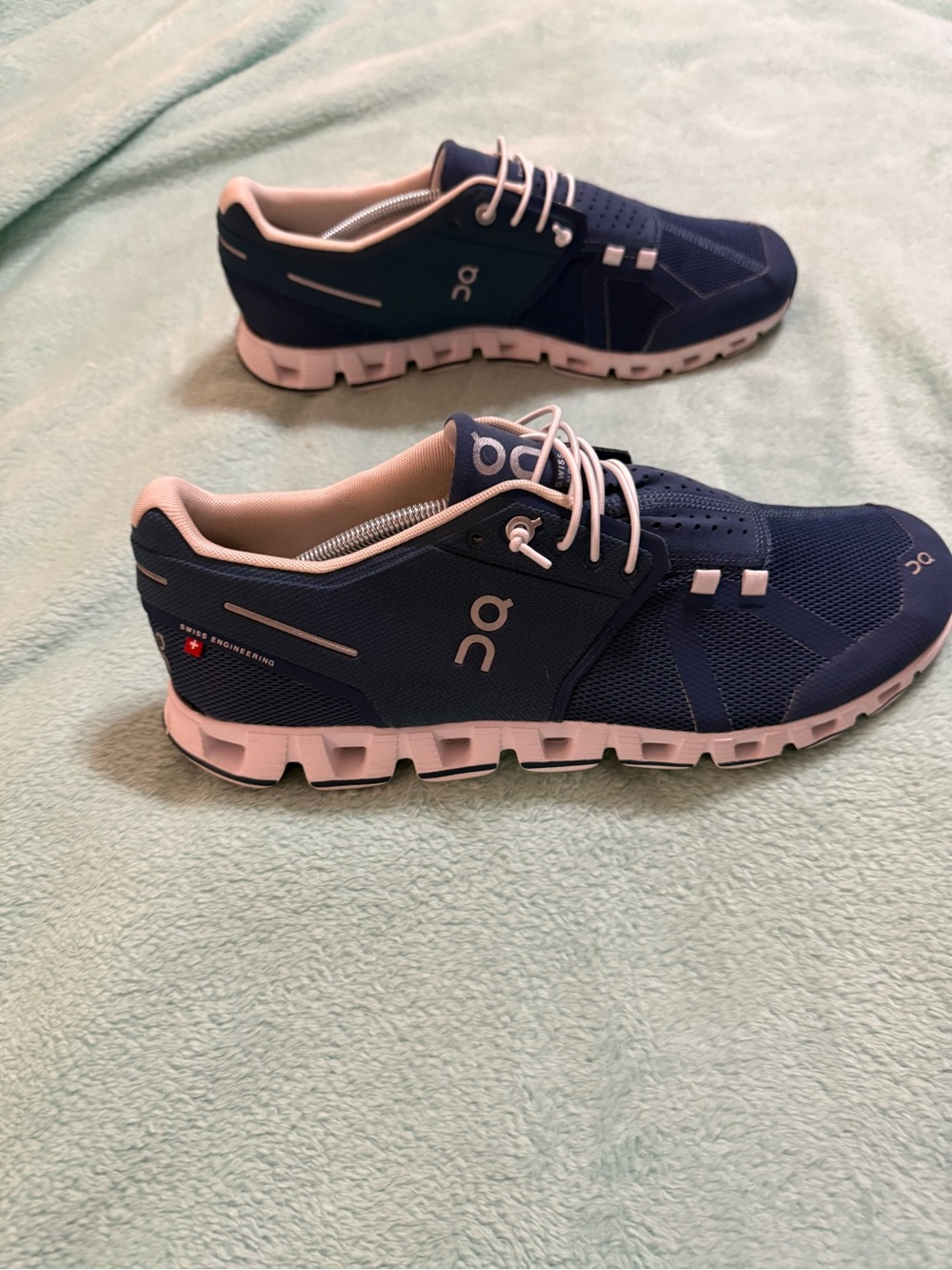 On Cloud 6 Women's Sneaker in Navy and white - women’s size 11 - Picture 5 of 11